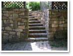 Construction d'un escalier et d'un mur de soutènement